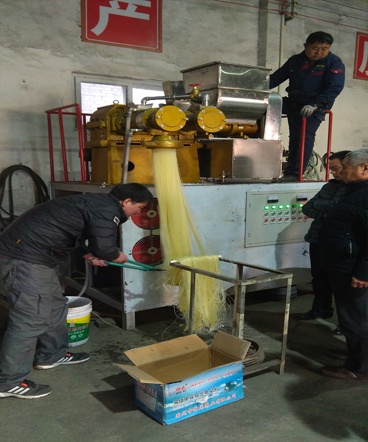 米線生產(chǎn)試機(jī)現(xiàn)場